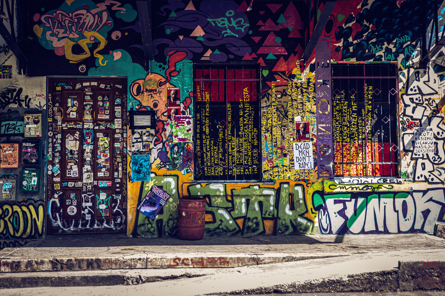 Fassade eines Gebäudes im Künstlerviertel von Lublijana. Voller Graffitis.